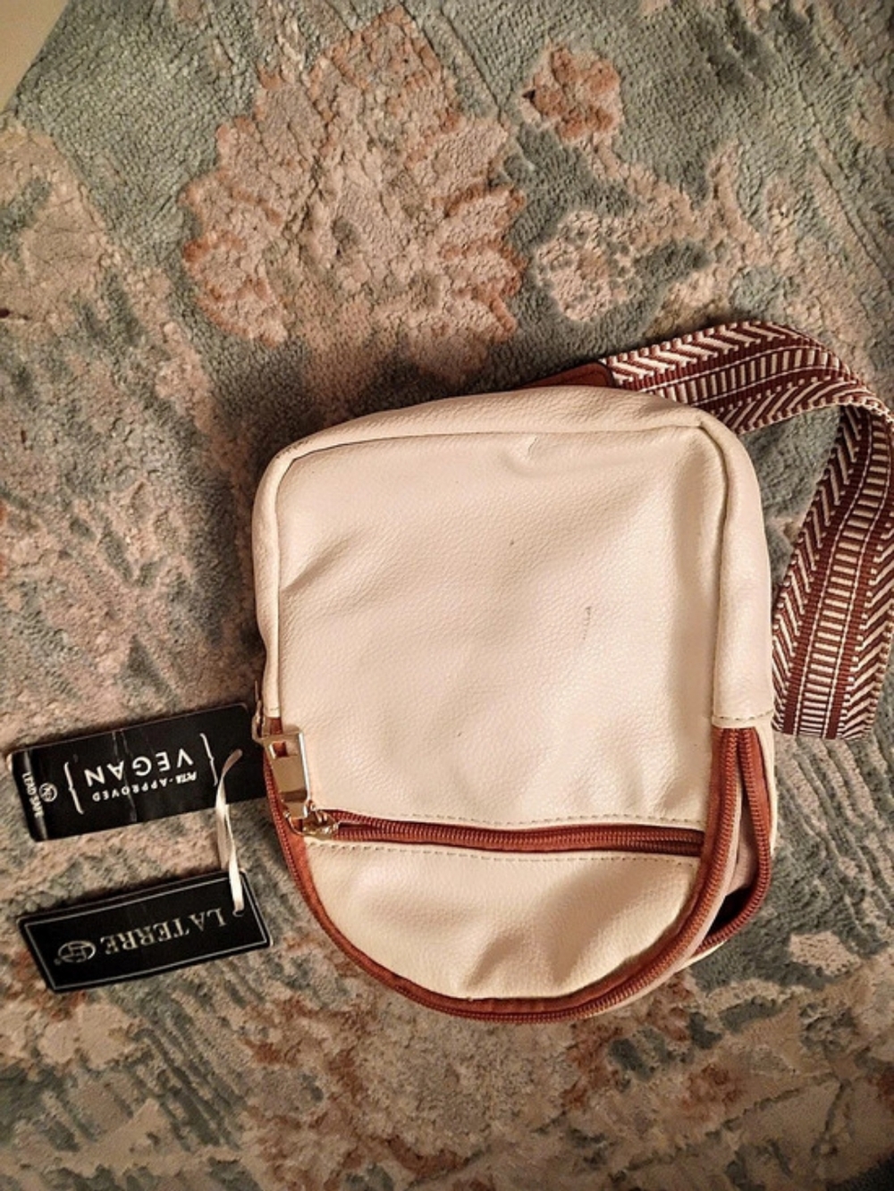 LA terre Crossbody Bag in White & Brown